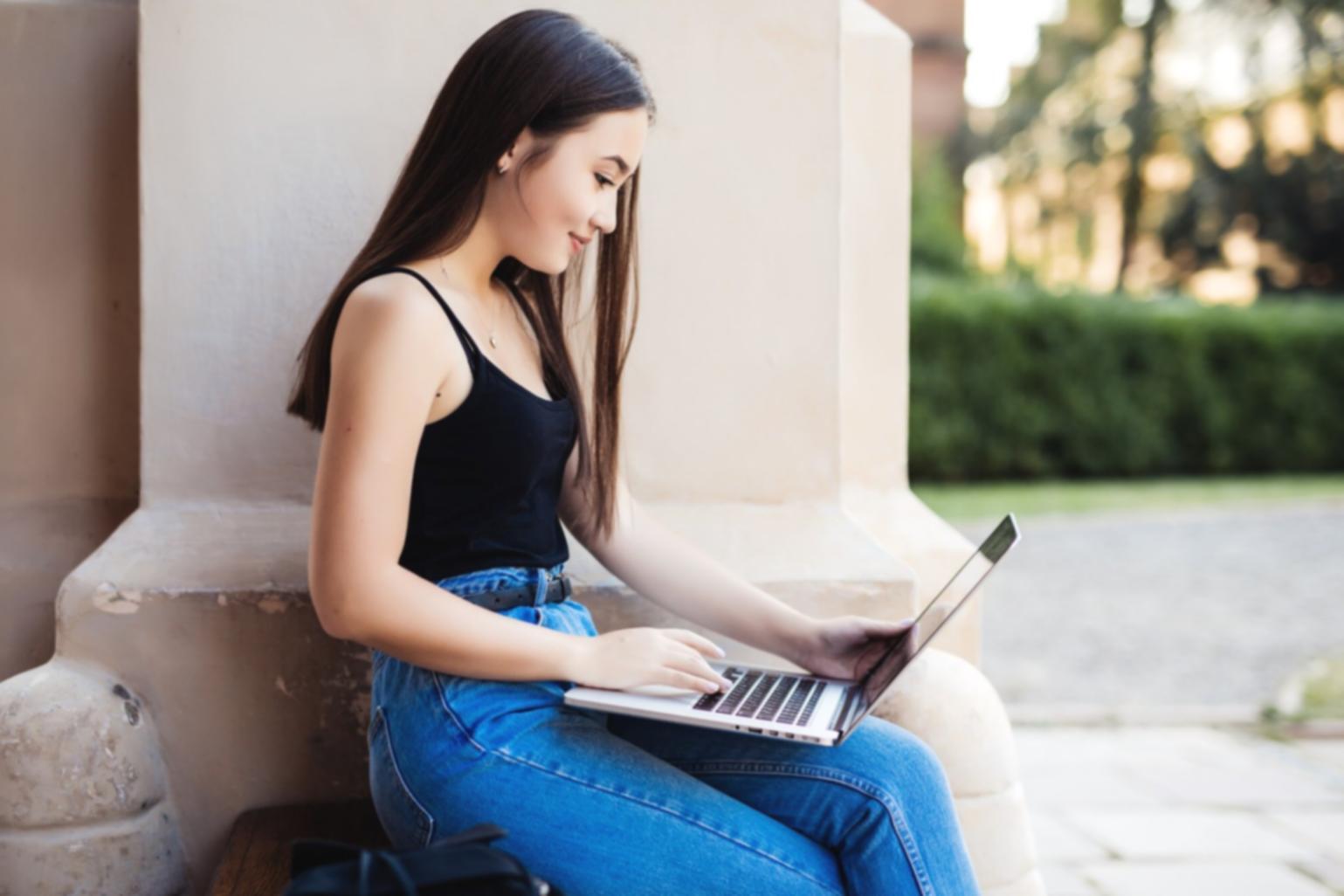 Analyse budgétaire personnalisée avec graphiques et documents financiers